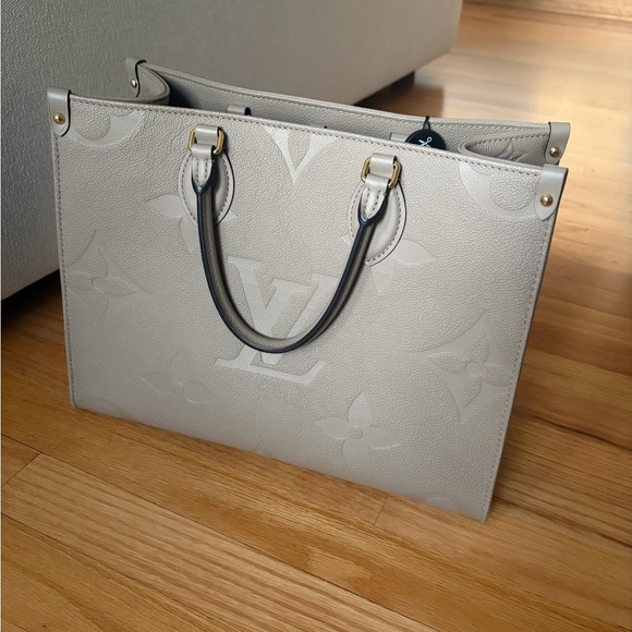 Authentic Louis Vuitton Turtledove Giant Monogram On the Go MM Tote - Picture 3 of 16